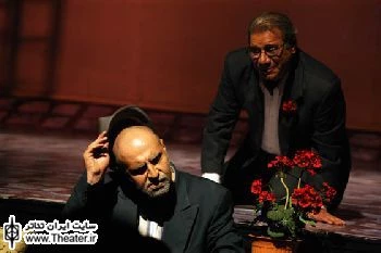 نگاهی به نمایش ”نصرت خانم، مادرم و نوروز” نوشته و کارگردانی ”امیر دژاکام”

نمایش‌های ایرانی اکثراً نمایش‌هایی مناسبتی هستند؛ به همین دلیل است که به حکمت و تفکری بیرون از خود وابسته‌اند و به همین دلیل هم به مشارکت تماشاگر به شکلی ساختاری- آیینی وابسته‌اند. برای مثال وابسته به فصول و نیازهای جامعه ایرانی آیین‌هایی نمایشی و یا نمایش‌هایی بزمی شکل می‌گرفت. این امر نوعی از صمیمیت و روزمرگی در نمایش‌های ایرانی ایجاد می‌کرده است.