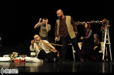 نگاهی به نمایش ”دایی وانیا” نوشته ”آنتوان چخوف” به کارگردانی ”محمدحسن معجونی”

معجونی با تغییر و تلخیص نمایشنامه چخوف برخی از مناسبات، ارتباطات و حتی نقش‌ها و داستان را تا اندازه‌ای تغییر داده یا  حذف کرده است و به نظر می‌رسد که همین جرح و تعدیل، منطق رویداد و روابط را بر هم زده و بسیاری از ظرفیت‌ها و قابلیت‌های دراماتیک متن را کمرنگ کرده و یا حتی از میان برده است. به عنوان مثال می‌توان به تغییر اساسی نقش پروفسور در نمایش اشاره کرد.