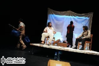 نگاهی به نمایش ”مرغ دریایی” نوشته ”آنتوان چخوف” و کارگردانی ”محمدحسن معجونی”

روابط در مرغ دریایی بسیار مهم‌تر از خود شخصیت‌ها هستند. در واقع خود شبکه ارتباطی میان اشخاص و نوع حضور آن‌ها در روایت‌ ماجراهایی که براساس این ارتباطات شکل می‌گیرد برای شناساندن و معرفی شخصیت‌هایشان کافی به نظر می‌رسد.