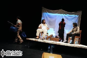 نگاهی به نمایش ”مرغ دریایی” نوشته ”آنتوان چخوف” و کارگردانی ”محمدحسن معجونی”

روابط در مرغ دریایی بسیار مهم‌تر از خود شخصیت‌ها هستند. در واقع خود شبکه ارتباطی میان اشخاص و نوع حضور آن‌ها در روایت‌ ماجراهایی که براساس این ارتباطات شکل می‌گیرد برای شناساندن و معرفی شخصیت‌هایشان کافی به نظر می‌رسد.
