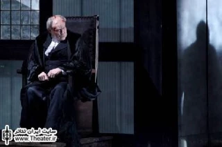 نگاهی به چند نمایش اجرا شده در مراسم چهاردهمین جایزه تئاتر اروپا: (بخش نخست)

تئاتر حتی در ساده‌ترین اشکال‌اش نیز مجموعه‌ای از نشانه‌ها و کدها را در معرض ارتباط با مخاطب قرار می‌دهد که رمزگشایی از این کدها لذت کشف و حض ارتباط را در تماشاگر به وجود می‌آورد. حرکت، رنگ، نور، اشیاء و مولفه‌های بسیار دیگر می‌توانند این نشانه‌ها را ایجاد کنند.