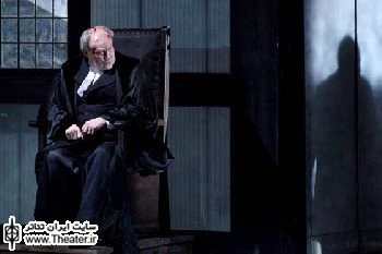 نگاهی به چند نمایش اجرا شده در مراسم چهاردهمین جایزه تئاتر اروپا: (بخش نخست)

تئاتر حتی در ساده‌ترین اشکال‌اش نیز مجموعه‌ای از نشانه‌ها و کدها را در معرض ارتباط با مخاطب قرار می‌دهد که رمزگشایی از این کدها لذت کشف و حض ارتباط را در تماشاگر به وجود می‌آورد. حرکت، رنگ، نور، اشیاء و مولفه‌های بسیار دیگر می‌توانند این نشانه‌ها را ایجاد کنند.