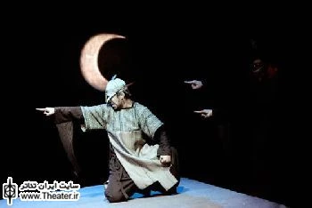 نگاهی به نمایش ”سمک عیار” نوشته و کار زنده‌یاد ”جواد ذوالفقاری”

حماسه داستان‌هایی درباره پهلوانانی است که در گذشته می‌زیستند، اما رمانس، در غیبت حماسه‌ها و دوران آشفتگی ملی و قومی پدید می‌آید و به از میان رفتن انحطاط و سر و سامان یافتن آشوب یا کیاس نوید می‌دهد.