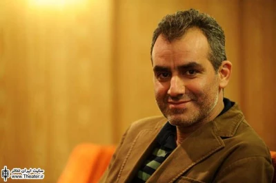 گفت‌وگو با ”شهرام کرمی” نویسنده و کارگردان نمایش ”بلوط‌های تلخ”

ما از ابتدا سعی داشتیم حضور و تأثیر جنگ در نمایش احساس شود اما بدون استفاده از نشانه‌‌های رئالیستی و کلیشه‌ای. بنابراین صدای توپ و تانک را از نمایش حذف کردم و بیشتر هدف این بوده که مخاطب را درگیر شخصیت‌ها کنم تا موقعیت‌های جنگ را فارغ از خود جنگ درک کنند