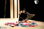 نگاهی به نمایش ”بلوط‌های تلخ” نوشته و کار ”شهرام کرمی”

بلوط‌های تلخ، عمده اطلاعات خود را از طریق خودگویی به مخاطب انتقال می‌دهد که چندان با زیبایی شناسی یک اثر نمایشی همنشینی پیدا نمی‌کند. نمایش هنر محاکات است. هنر بازآفرینی و تقلید.