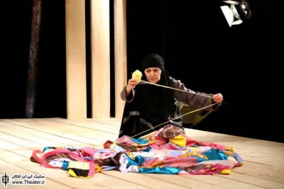 نگاهی به نمایش ”بلوط‌های تلخ” نوشته و کار ”شهرام کرمی”

بلوط‌های تلخ، عمده اطلاعات خود را از طریق خودگویی به مخاطب انتقال می‌دهد که چندان با زیبایی شناسی یک اثر نمایشی همنشینی پیدا نمی‌کند. نمایش هنر محاکات است. هنر بازآفرینی و تقلید.