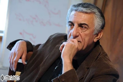 مروری بر بازیگری ”رضا کیانیان” در تئاتر به مناسبت 29 خرداد سالروز تولدش

من اصلا مثل خیلی‌ها نیستم که بگویم تئاتر را از تلویزیون یا سینما بیشتر دوست دارم. من بازیگری را دوست دارم. در هر سه هم بازی کرده‌ام و همچنان تا زمانی که سالم باشم، این کار را خواهم کرد. لذت و زحمت هیچ کدام بر هم نمی‌چربد، اما یادمان باشد قواعد و قراردادهای بازی در هر کدام متفاوت است. این قراردادها میان تئاتر با سینما و تلویزیون پررنگ‌تر هستند."