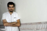 گفت‌وگو با ”بهرام تشکر” کارگردان نمایش ”ماه زدگان”

برای  من اولین نکته در اجرای هر متنی، وجه سرگرمی تماشاگر است. ما برای تماشاگری اجرا می‌کنیم که در ابتدا باید اثر ما را دوست داشته باشد. بعد ایسم‌هایی که من و شما داریم از آن‌ها نام می‌بریم و یا هر اتفا