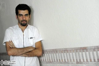 گفت‌وگو با ”بهرام تشکر” کارگردان نمایش ”ماه زدگان”

برای  من اولین نکته در اجرای هر متنی، وجه سرگرمی تماشاگر است. ما برای تماشاگری اجرا می‌کنیم که در ابتدا باید اثر ما را دوست داشته باشد. بعد ایسم‌هایی که من و شما داریم از آن‌ها نام می‌بریم و یا هر اتفاق دیگری که باید باشد، در اجرا ایجاد می‌شود.