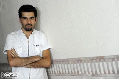 گفت‌وگو با ”بهرام تشکر” کارگردان نمایش ”ماه زدگان”

برای  من اولین نکته در اجرای هر متنی، وجه سرگرمی تماشاگر است. ما برای تماشاگری اجرا می‌کنیم که در ابتدا باید اثر ما را دوست داشته باشد. بعد ایسم‌هایی که من و شما داریم از آن‌ها نام می‌بریم و یا هر اتفاق دیگری که باید باشد، در اجرا ایجاد می‌شود.