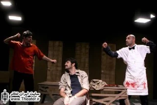 نگاهی به نمایش ”ماه زدگان” نوشته ”علی دنیوی ساروی” و کارگردانی ”بهرام تشکر”

&quotماه زدگان&quot در جذب مخاطب موفق است. شاید اگر برخی ضعف‌های درام و پردازش متن (به ویژه در حوزه انتخاب داستان و ساختار روایت) وجود نمی‌داشت، بهرام تشکر حتی موفقیتی بسیار بیش‌تر از این را هم تجربه می‌کرد.
