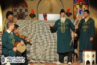نگاهی به نمایش‌ها و آیین‌های اجرا شده در قهوه‌خانه پانزدهمین جشنواره بین‌المللی نمایش‌های آیینی سنتی

از آنجا که به راویان شاهنامه‌های متنوع که نزدیک به 50 عنوان است و بزرگ‌ترین آن‌ها شاهنامه فردوسی است، شاهنامه‌خوان اطلاق می‌شود، این نوع نقل نیز برای خود مراتب و جایگاه ویژه‌ای دارد. به همین خاطر در بخش شاهنامه‌خوانی انواع آن مقابل دیدگان علاقه‌مندان قرار گرفته است.