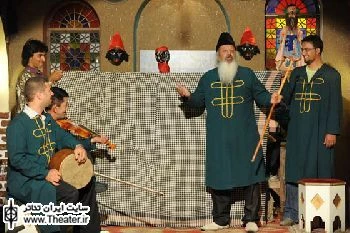 نگاهی به نمایش‌ها و آیین‌های اجرا شده در قهوه‌خانه پانزدهمین جشنواره بین‌المللی نمایش‌های آیینی سنتی

از آنجا که به راویان شاهنامه‌های متنوع که نزدیک به 50 عنوان است و بزرگ‌ترین آن‌ها شاهنامه فردوسی است، شاهنامه‌خوان اطلاق می‌شود، این نوع نقل نیز برای خود مراتب و جایگاه ویژه‌ای دارد. به همین خاطر در بخش شاهنامه‌خوانی انواع آن مقابل دیدگان علاقه‌مندان قرار گرفته است.