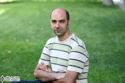 گفت‌وگو با ”محمد عاقبتی” کارگردان نمایش ”شاهزاده اندوه”

متن‌های چرم‌شیر ابزار مناسب و بدیعی هستند که با وسواس برای اجرا تهیه شده‌اند. من در متن‌های چرم‌شیر استعاره‌ها و امکان‌های اجرایی خیلی خوبی پیدا کردم، البته عمدتاً متن‌های قصه‌دارش را ترجیح می‌دهم، لذا هر متنی که بخواهم از این نویسنده برای اجرا انتخاب کنم باید قصه داشته باشد.