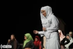 نگاهی به نمایش ”آی کچلا” نوشته و کار ”صادق عاشورپور”

آنچه تطابق معنایی را بیشتر و برجسته می‌‌کند توجه به برخی از تکنیک‌های و شیوه‌های نوین همانند نظریه‌های برتولت برشت است. او می‌داند که در توجه به قصه‌های کهن راحت‌تر می‌توان مسائل امروز را به بوته نقد
