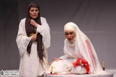 نگاهی به نمایش ”مه‌ آلود مثل یک شب، مثل روز” نوشته ”رضا گشتاسب” و کارگردانی ”فرشاد منظوفی‌نیا”

نمایش در یک فضای سورئال اجرا می‌شود تا بتواند به وهم گونگی آن و درهم شکستن مرز میان خیال و واقعیت و مرگ و رویا کمک کند. در این میان طراحی صحنه و نورپردازی اجرا کاملا درجهت این موضوع است؛ هر چند به روشنی استفاده از ویدیو پروجکشن در برخی صحنه‌ها بی مورد به نظر می‌رسد