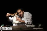 نگاهی به اجرای ”شاهزاده اندوه” نوشته ”محمد چرم‌شیر” و کارگردانی ”محمد عاقبتی”

همچنان که قصه‌ها بیش از هر چیز زمینه را برای قضاوت مخاطبان پیرامون خودشان شکل می‌دهند، نمایشِ تک نفره محمد عاقبتی نیز تماشاگر را به درون خودش هدایت می‌کند و همانطور که قصه با