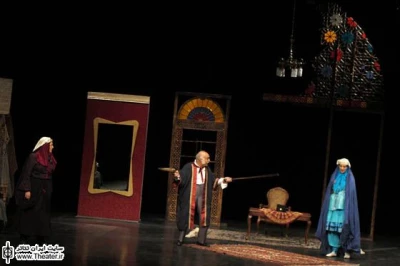 نگاه ”صمد چینی فروشان” به نمایش ”خرده خانم” کار ”کیومرث پوراحمد”

کیومرث پوراحمد در "خرده خانم" به تبعیت از سنت کلاسیک کمدی‌های ایرانی و تعزیه، به ترکیب بندی سازها و موسیقی و تضیف، نقش‌های دلالی، توصیفی و تحلیل گرانه ویژه‌ای بخشیده است که در آن، موسیقی، در کنار کلام نمایش، بازی‌ها، لحن، ژست‌ها و حرکات بازیگران و دکور، در جهت بخشی به ظرفیت‌های، معنا آفرینی و تالیف گرانه ذهن مخاطب از نشانه‌های صحنه‌ای، در راستای معانی خاص مورد نظر کارگر