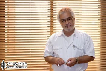 تشریح عملکرد انجمن هنرهای نمایشی کشور در گفت‌وگو با ”محمد حمزه‌زاده” مدیرعامل این انجمن

به نظر من طرح استقرار گروه‌های نمایشی ایده بسیار خوبی است. اولین نتیجه این طرح تا به حال این بوده که ما در حال حاضر یک بانک اطلاعاتی کامل از حدود پانصد گروه نمایشی داریم که هرکدام از گروه‌ها حداقل 3 عضو ثابت دارند و مدارکشان در بانک اطلاعاتی ما ثبت شده است. یعنی چیزی نزدیک به 1500 هنرمند فعال و ثابت در گروه‌ها در حال حاضر شناسایی شده‌اند.