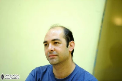گفت‌وگو با ”محمد عاقبتی” کارگردان نمایش ”زنی از گذشته”

من علاقه دارم که نمایش اگر از مسائل پیرامون ما شروع می‌شود، در بعضی اوقات با زندگی ما تفاوت کند. کاراکترش، طراحی لباس یا دکورش فرق کند. اینها ممکن است از واقعیت شروع شود ولی به خود واقعیت ختم نمی‌شود. من واقعیت را به شکل آن چیزی که کاملاً واقعی باشد، دوست ندارم.