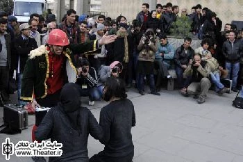بازدید مسئولان اداری و هنری استان گیلان از نمایش ”سلول من تروریست نیست”