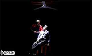 نگاهی به نمایش ”فیل” نوشته ”حمیدرضا نعیمی” و کارگردانی ”بهناز نازی”

گروه شایا در برخی از آثار خود، به ویژه در آثاری که توسط آرش دادگر و حمیدرضا نعیمی کار شده‌اند، به ریتم تند و ضرباهنگ هیجانی علاقه نشان داده‌اند. در تمام این آثار گروه بازیگران تقریبن به یک شیوه هدایت شده و موسیقی در برقراری تحرک بازیگران نقش‌آفرین بوده است.