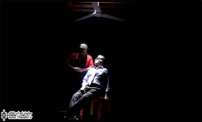 نگاهی به نمایش ”فیل” نوشته ”حمیدرضا نعیمی” و کارگردانی ”بهناز نازی”

گروه شایا در برخی از آثار خود، به ویژه در آثاری که توسط آرش دادگر و حمیدرضا نعیمی کار شده‌اند، به ریتم تند و ضرباهنگ هیجانی علاقه نشان داده‌اند. در تمام این آثار گروه بازیگران تقریبن به یک شیوه هدایت شده و موسیقی در برقراری تحرک بازیگران نقش‌آفرین بوده است.