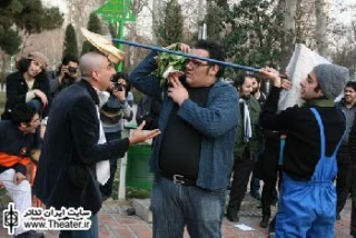 ضرورت تئاتر خیابانی، موانع رشد و راه‌های شکوفایی آن در جامعه

تئاتر خیابانی یک فستیوال مستمر و سیال است. تئاتر خیابانی یک نقطه عطف و ضرورت است که مانند تئاتر کودک مظلومانه به انزوا یا روزمرگی رسیده، در حالی که هرکدام تأثیرات مستقیم و مهمی در شکل‌گیری فرهنگ عمومی و آینده جامعه می‌توانند داشته باشند. تئاتر خیابانی می‌تواند سفیر فرهنگی یک سیستم باشد.