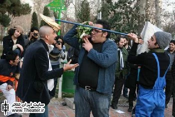 ضرورت تئاتر خیابانی، موانع رشد و راه‌های شکوفایی آن در جامعه

تئاتر خیابانی یک فستیوال مستمر و سیال است. تئاتر خیابانی یک نقطه عطف و ضرورت است که مانند تئاتر کودک مظلومانه به انزوا یا روزمرگی رسیده، در حالی که هرکدام تأثیرات مستقیم و مهمی در شکل‌گیری فرهنگ عمومی و آینده جامعه می‌توانند داشته باشند. تئاتر خیابانی می‌تواند سفیر فرهنگی یک سیستم باشد.