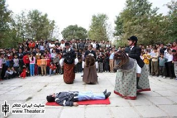 گفت‌وگو با ”ژان لوک پره ووست” کارگردان نمایش ”سوارکاران” از فرانسه در جشنواره تئاتر مریوان

توان و وظیفه ما نیست که تمام مخاطبان را تحت تأثیر قرار دهیم و یا در ارتباط با مسائل سیاسی و اجتماعی راه حل ارائه دهیم. تلاش ما این است که که موضوع را مطرح کنیم و تصورمان این است که در بین مخاطبانمان عده‌ای هستند که توجهشان به این مسأله جلب می‌شود.
