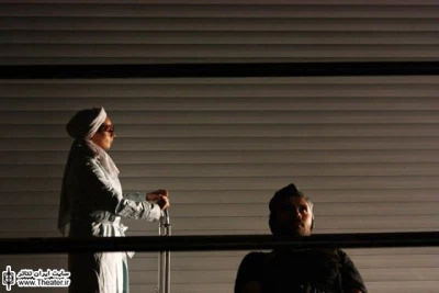 حضور یک ربات در نمایش ”پایکوبی اسب های پشت پنجره”