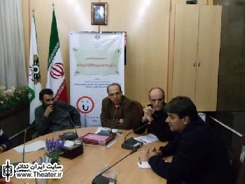 "محمد چرم شیر":تئاتر با مخاطب خود بی‌رحم است

تئاتر با مخاطب خود بی‌رحم است زیرا مخاطب را با تمام اجزا مورد شناسایی قرار می‌دهد، در واقع تئاتر مثل یک پزشک است. تئاتر بیماری شهروند را شناسایی و نمایان می‌کند به همین خاطر سخت است. ما با تئاتر شهروندان بهتری را خواهیم داشت