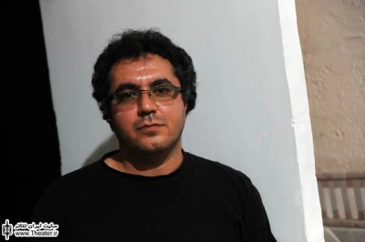 گفت‌وگو با ”آرش دادگر” کارگردان نمایش ”حریم”

نمایش "حریم"، کار لذت بخشی بود. نمی‌گویم که کامل و بی نقص است. حتما ایرادهایی هم دارد. در این زمینه هیچ وقت کار نکرده بودم. تازه در حال شناخت این جهان هستم و علاقمندم یکبار دیگر این فضا را تجربه کنم.