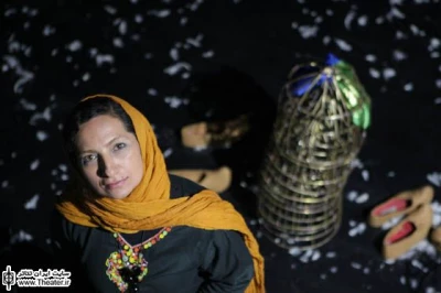 گفت‌وگو با مریم معینی کارگردان نمایش ”با پرهای نرم برماه پیشانی‌ات تاج نوزادی می‌بافد”

در این کار ریزه کاری‌ها خیلی اهمیت دارد. برای اینکه این موضوع واقعاً قابل لمس شود، من سعی کردم به ریزه‌کاری هم دقت کنم. چون این خود کار است که به ما می‌گوید با من چگونه برخورد کن یا مثلاً عروسک‌ها چگونه باشند. در این کار هم توجه به جزئیات اهمیت داشت.