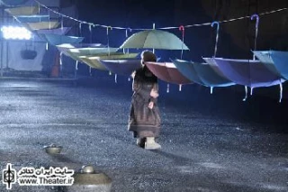 یادداشتی بر ”پایکوبی اسب‌های پشت پنجره” نوشته ”ماتئی ویسنی‌یک” و کارگردانی ”هادی کمالی‌مقدم”

نمایش پایکوبی اسب‌ها پشت پنجره که برگرفته از متن اسب‌های پشت پنجره ماتئی ویسنی یک است، نمونه‌ای از یک تئاتر محیطی با مضمون اصیل اعتراض به جنگ است. ویسنی‌یک که این متنش توسط هادی کمالی مقدم بازنویسی و کارگردانی شده نویسنده آشنایی در ایران است.