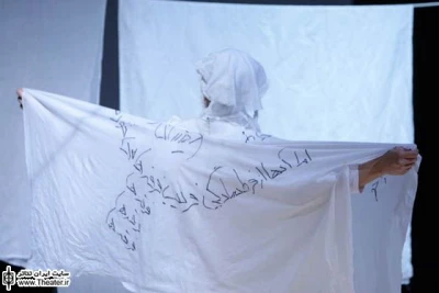 نگاهی به نمایش ”گفت امروز بینی، فردا بینی و پس آن فردا” نوشته ”نیما دهقانی” و کارگردانی ”زهره بهروزی‌نیا”

کیفیت سوژه، موضوع انالحقی حلاج، و یادآوری روزشمار تاریخی زندگی کس یا کسانی که سر خود را بر باد دادند به خاطر گفتن حقیقت، به اندازه‌ای جذاب است که می‌تواند در قالب یک اثر دراماتیک به خلق رویکردهای تازه‌ای برای ناخودآگاه تماشاگر امروز برسد.
