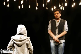 نگاهی به نمایش ”لابی” نوشته ”آرش عباسی” و کارگردانی ”بیتا الهیان”

درام پیچ و خم خود را دارد. یعنی تماشاگر را درگیر خود می‌کند؛ اما این درگیری کمی دیر و با فاصله آغاز می‌شود. برای همین به راحتی می‌توان آغاز نمایش را تغییر داد. شاید هم لازم است که با آغازی بهتر زمینه را برای اتفاقات بهتر ایجاد کرد.