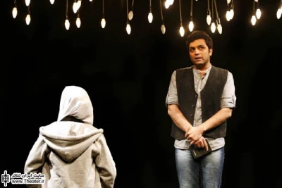 نگاهی به نمایش ”لابی” نوشته ”آرش عباسی” و کارگردانی ”بیتا الهیان”

درام پیچ و خم خود را دارد. یعنی تماشاگر را درگیر خود می‌کند؛ اما این درگیری کمی دیر و با فاصله آغاز می‌شود. برای همین به راحتی می‌توان آغاز نمایش را تغییر داد. شاید هم لازم است که با آغازی بهتر زمینه را برای اتفاقات بهتر ایجاد کرد.