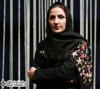 گفت‌وگو با ”زهره غلامی” نویسنده و کارگردان نمایش ”تربت”

آن چه هر نویسنده‌ای در هر دوره‌ای نوشته با وجود بسترهای مشترک، بیشتر وابسته به دغدغه‌های خود نویسنده بوده است. یعنی نگرش خود نویسنده در تجربه‌ای که صورت گرفته خیلی مهم بوده است. حضور زنان ایرانی و مراسم‌ و نمایش‌های آنها در تئاتر خیلی کم بوده و کم تجربه شده است.