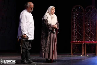 نگاهی به نمایش ”مشروطه بانو” نوشته و کار ”حسین کیانی”

در &quotمشروطه بانو&quot، ایده برگرفته از نمایشنامه &quotملاقات بانوی سالخورده&quot، صرفاً بهانه‌ای بوده برای طراحی داستانی با درون مایه‌ها، ساخت مایه‌ها و مضامین ایرانی که به نوبه خود امکانات تازه‌تری را در جهت گسترش ظرفیت‌های درام و نمایش ایرانی در اختیار مولف قرار داده است؛