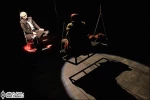 نگاهی به نمایش ”کمی بالاتر” نوشته ”محمد چرم‌شیر” و کارگردانی ”آروند دشت‌آرای”

زمان و مکان حذف شده چرا که همه آویزان‌اند و معلوم نیست که در کجا و کی آمد و شد دارند. بنابراین اگر لحظه‌ای یا لحظاتی هست؛ بستگی به تصمیم نویسنده و کارگردان است که از آنان خوا