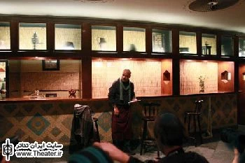 در اجرای محیطی نمایش ”پرشین کت”، تماشاگر نادیده گرفته می‌شود