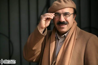 گفت‌وگو با ” اردشیر صالح‌پور” دبیر چهاردهمین جشنواره بین‌المللی نمایش عروسکی

ما در شعار و استراتژی خود به این امر تأکید ورزیدیم که برای جهانی شدن نخست باید ایرانی بود. این امر هرگز به معنای نفی ارزش‌های تئاتر غرب نیست. اتفاقاً درست برعکس، ما از متدلوژی و تجارب تکنیکی آنان بهره‌های بسیاری در نمایش عروسکی گرفته‌ایم. همه ساله در جشنواره ما بهترین گروه‌های نمایشی خارجی شرکت داشته و تازه‌ترین دستاوردهای خود را در جشنواره ما به نمایش می‌گذارند.