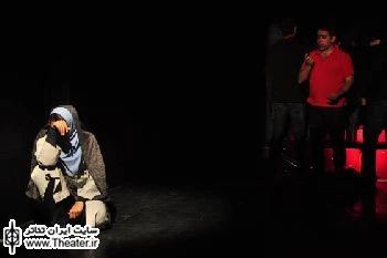 نگاهی به نمایش ”آبی گونه” نوشته و کارگردانی ”کاوه مهدوی”

بازی‌های بازیگران نیز در این نمایش، به دو شکل گروهی و انفرادی است، چون سوژه نمایش پیرامون فوتبال و تماشاگرانش است، کارگردان سعی می‌کند از یک تیم بازیگری در حاشیه و در کنار دو بازیگر اصلی استفاده کند؛