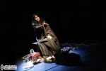 نگاهی به نمایش "سرود صدهزار افلیای عاشق" نوشته قطب الدین صادقی و کارگردانی احسان فاضلی

نمایش "سرود صدهزار افلیای عاشق" دربرگیرنده  نوعی دراماتورژی متفاوت است. این که بخواهی از بریده یک نمایش قدیمی، پیش برندگی یک ماجرای امروزی را دنب