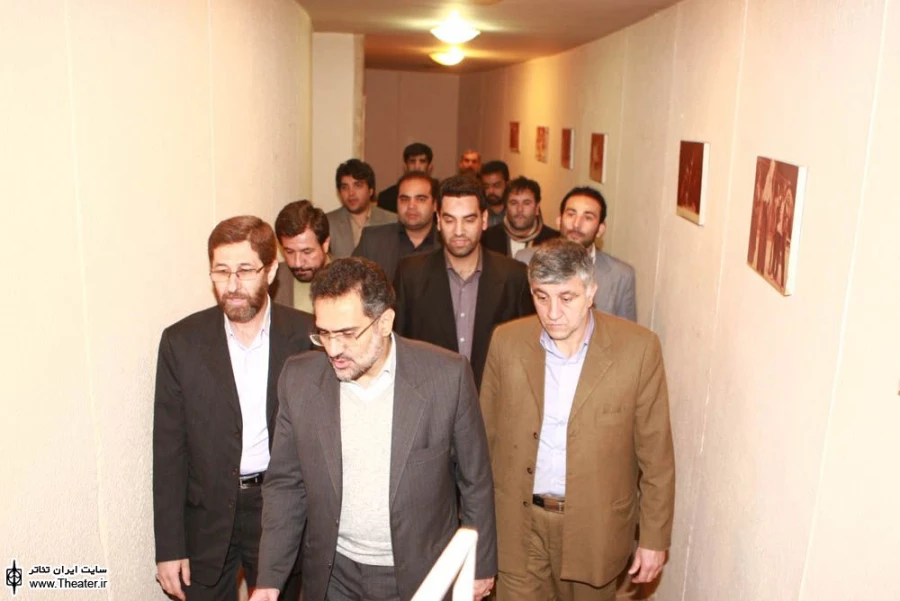 بازدید سیدمحمد حسینی از نمایش های سی امین جشنواره بین المللی تئاتر فجر 7