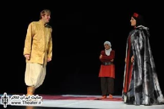 نگاهی به نمایش ”آخر بنی سراج” به کارگردانی حسن آل موذن از کشور تونس

نمایش &quotآخر بنی سراج&quot اجرایی قابل قبول از یک گروه از کشور تونس است. طراحی ساده صحنه و حرکت بازیگران به عنوان ویژگی مهم اجرا شناخته می‌شود. با وجود دیالوگ‌های طولانی نمایش لازم بود در اجرا امکان ترجمه برای تماشاگران مهیا می‌شد.