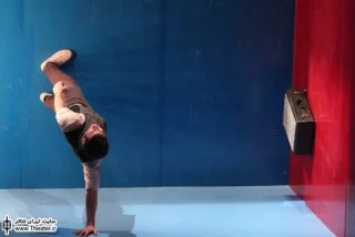 نگاهی به نمایش ”لئو” به کارگردانی ”دانیل بریر” از آلمان

ایده نمایش از یک ایده تک سطری و خلاصه از میانه به یک ایده بسط یافته تر و قابل تأمل تبدیل می‌شود و مقدمات ایجاد یک موقعیت را طی می‌کند.