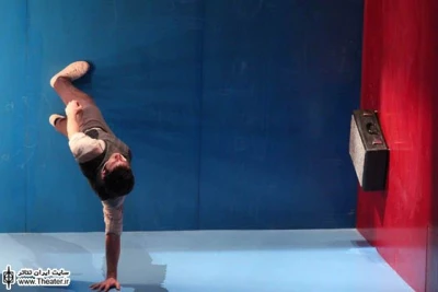 نگاهی به نمایش ”لئو” به کارگردانی ”دانیل بریر” از آلمان

ایده نمایش از یک ایده تک سطری و خلاصه از میانه به یک ایده بسط یافته تر و قابل تأمل تبدیل می‌شود و مقدمات ایجاد یک موقعیت را طی می‌کند.