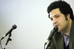 گفت‌وگو با علی راضی، نویسنده، طراح صحنه و کارگردان نمایش در جست‌وجوی تاریخ تولد و انقراض ماموت‌ها – قسمت اول

تئاتر فقط یک شکل ندارد و برای تعریف کردن یک داستان مشخص نیست. نه من می‌خواهم آن تئاتر را کتمان بکنم و نه کسی می‌تواند کتمان بکند. بحث بر سر این